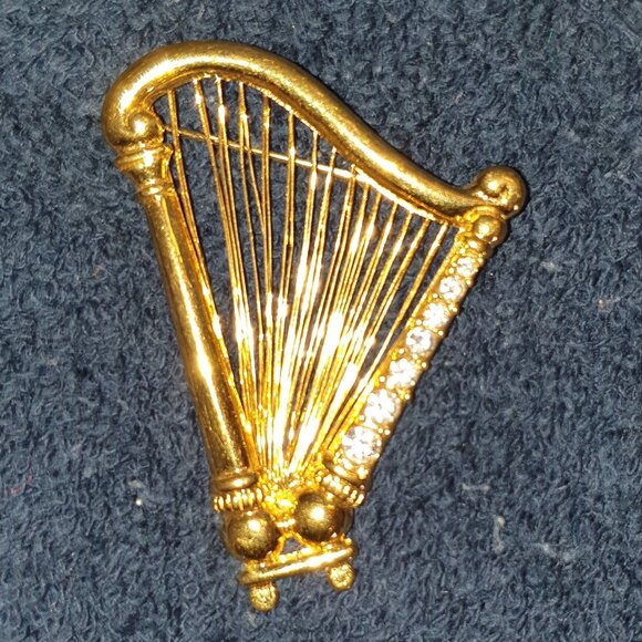 ✨ 2’’ Vintage Monet Harp Brooch – Gold Tone with White Rhinestones ✨ - Picture 1 of 10
